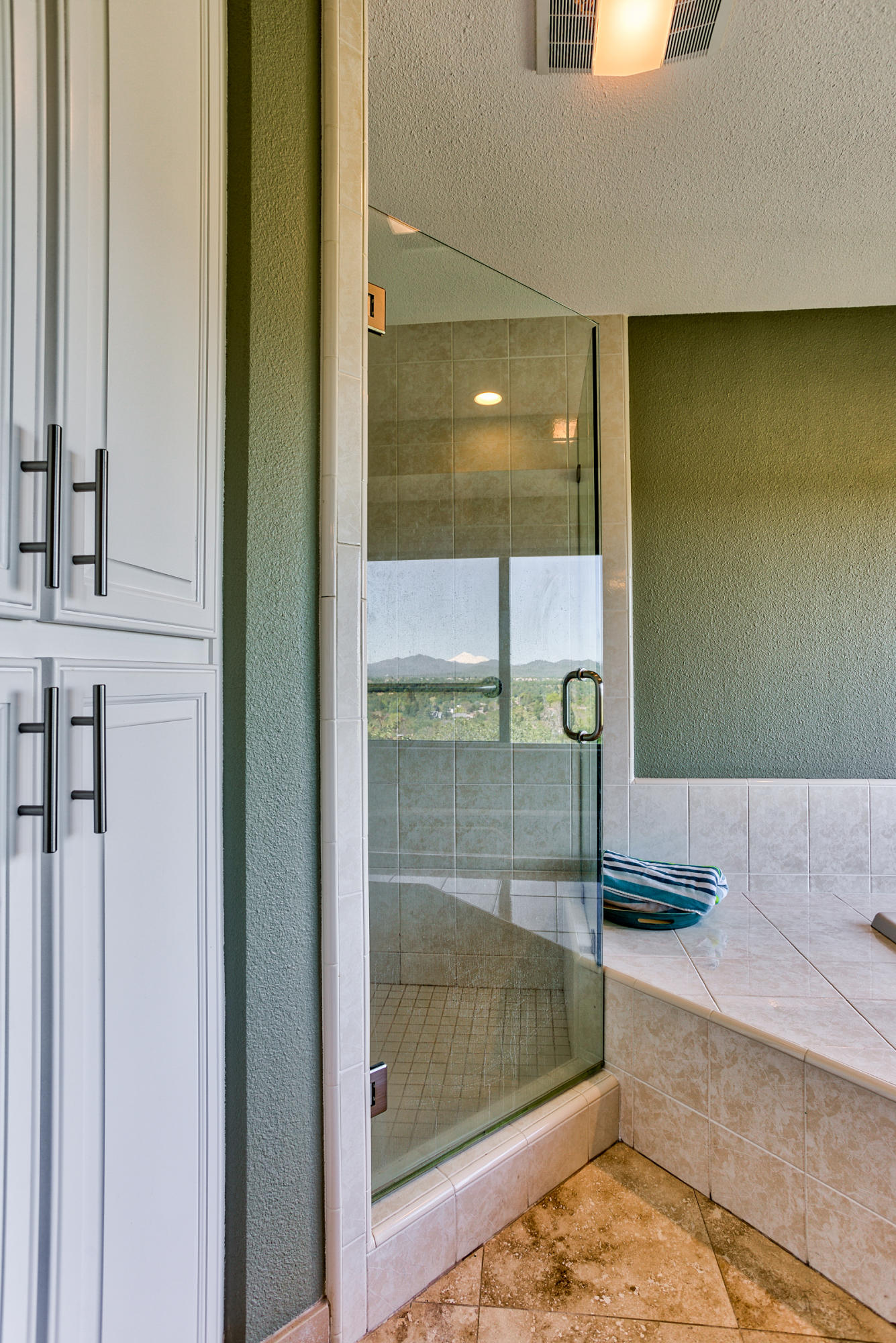 3559 Stone Ridge Place Redding, CA 96001 - Photo 24 of 51 Step in shower