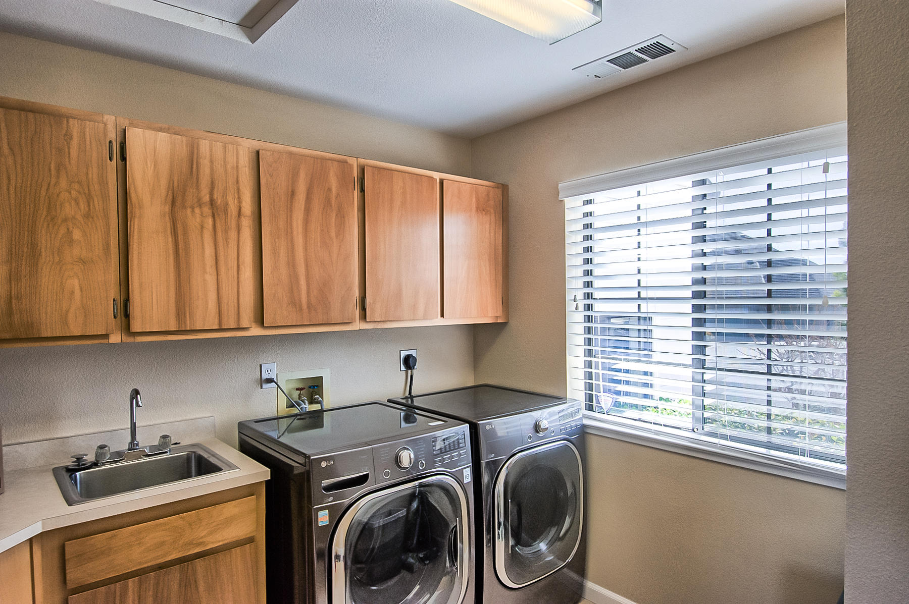 3559 Stone Ridge Place Redding, CA 96001 - Photo 25 of 51 Spacious laundry
