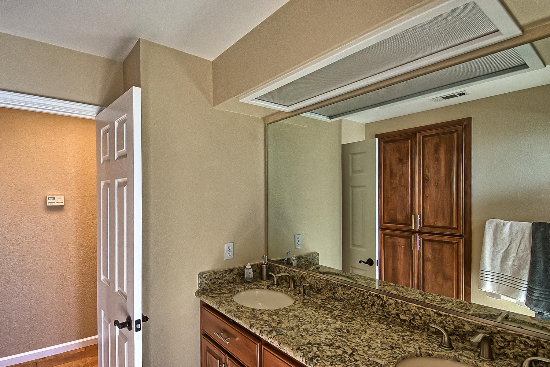 3559 Stone Ridge Place Redding, CA 96001 - Photo 31 of 51 Hall bath