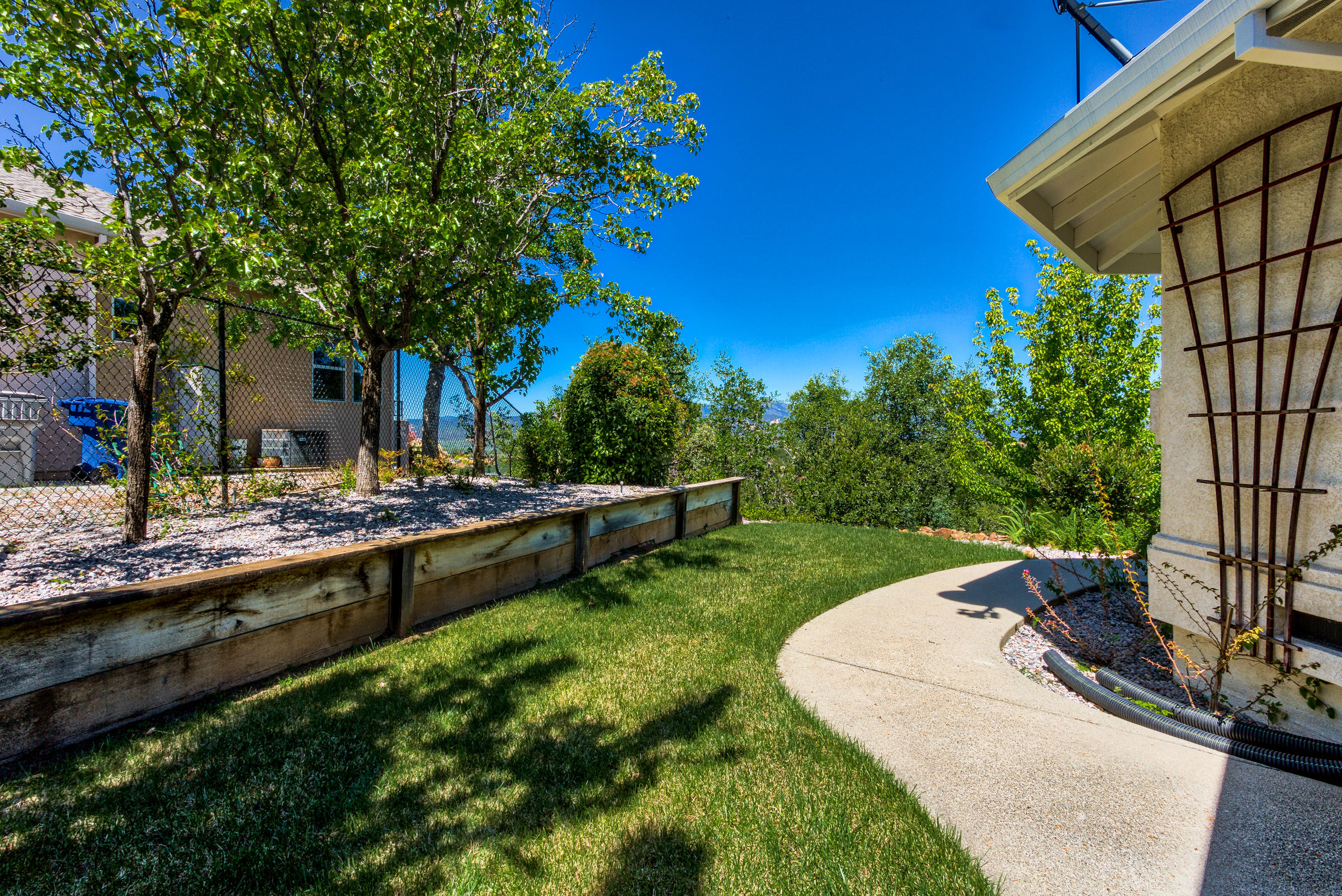 3559 Stone Ridge Place Redding, CA 96001 - Photo 41 of 51 Yard space