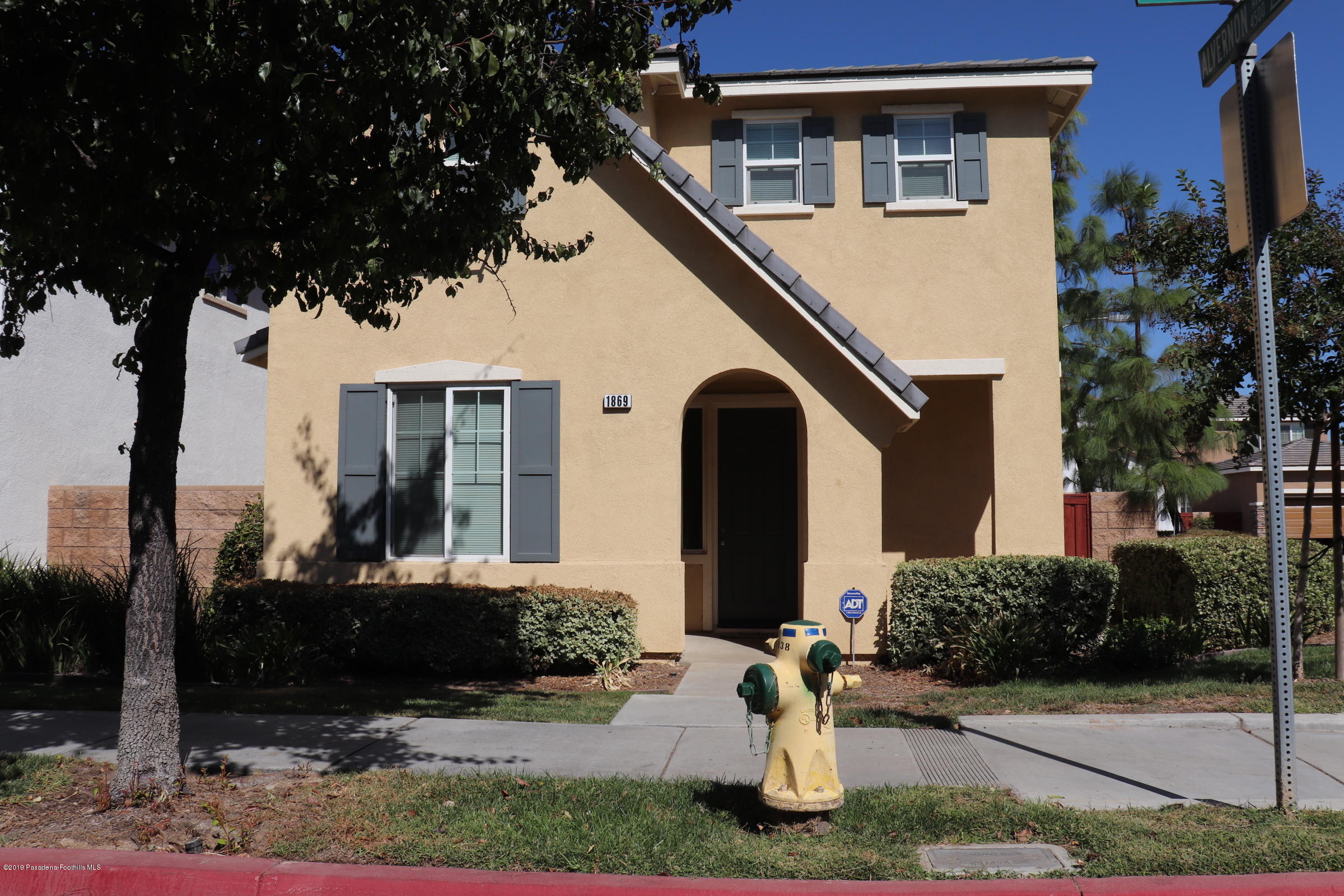 1869 Steinman Street Riverside, CA 92507 - Photo 2 of 37 47953378-5717-4F64-B11B-74C271C3397E