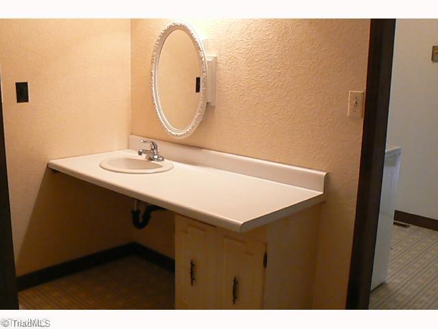 151 Surtees Road Winston-Salem, NC 27104 - Photo 7 of 12 Master Bath/Spa.