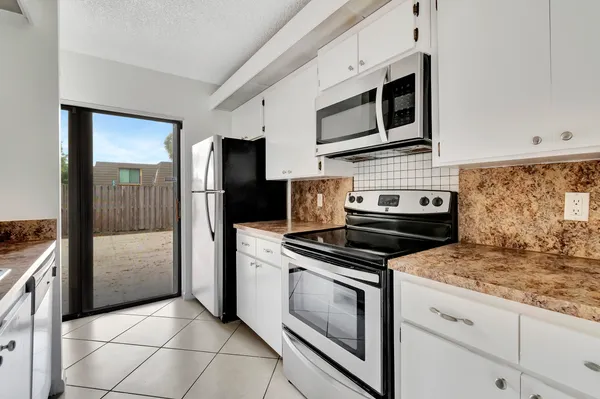 $2,500 | 311 3rd Way, West Palm Beach, FL 33407