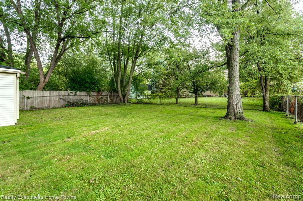 2448 Oakcrest Road Sterling Heights, MI 48310 - Photo 4 of 28