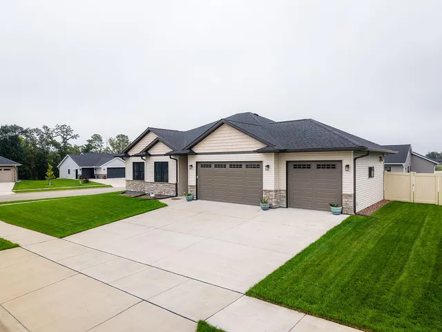 $575,000 | 618 Silver Drive, Holmen, WI 54636