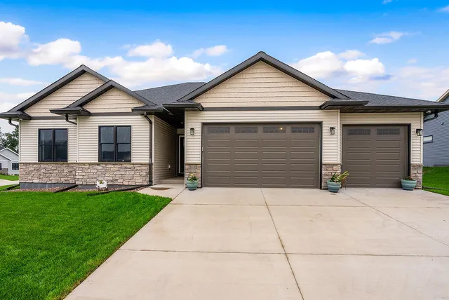 $575,000 | 618 Silver Drive, Holmen, WI 54636