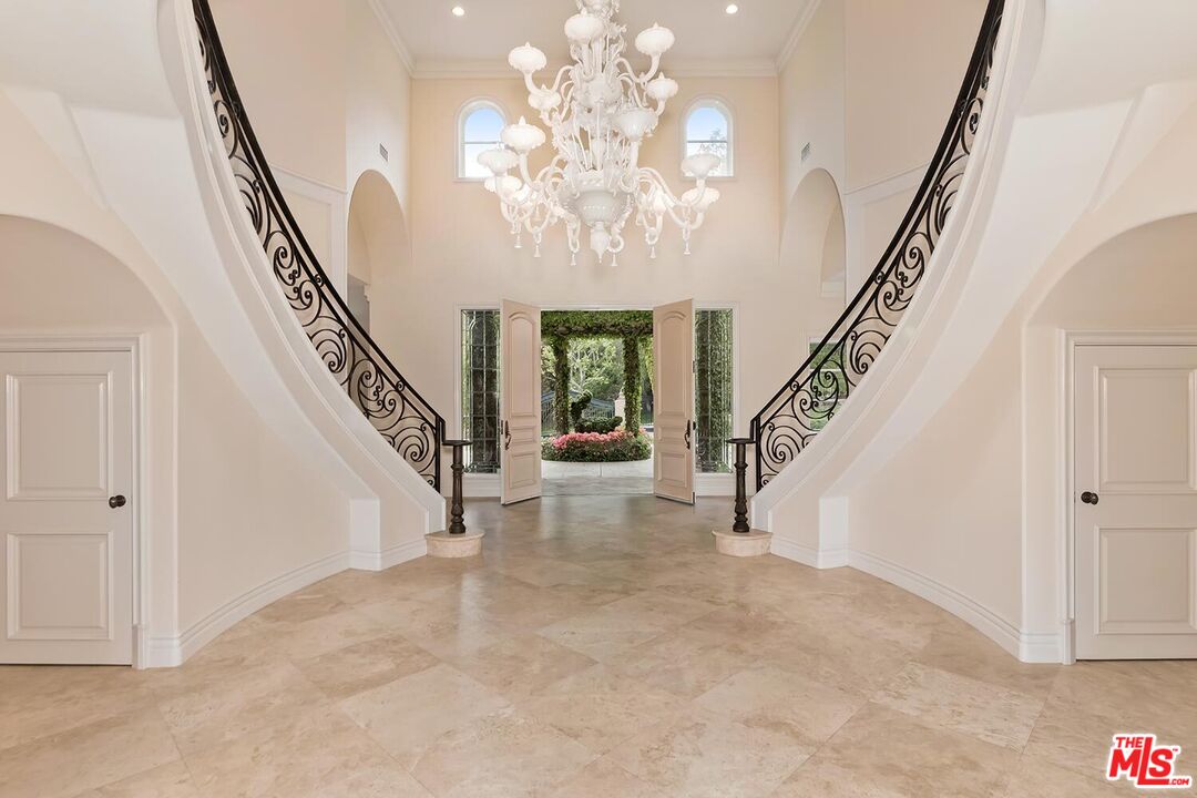 11971 Lockridge Road Studio City, CA 91604 - Photo 7 of 33