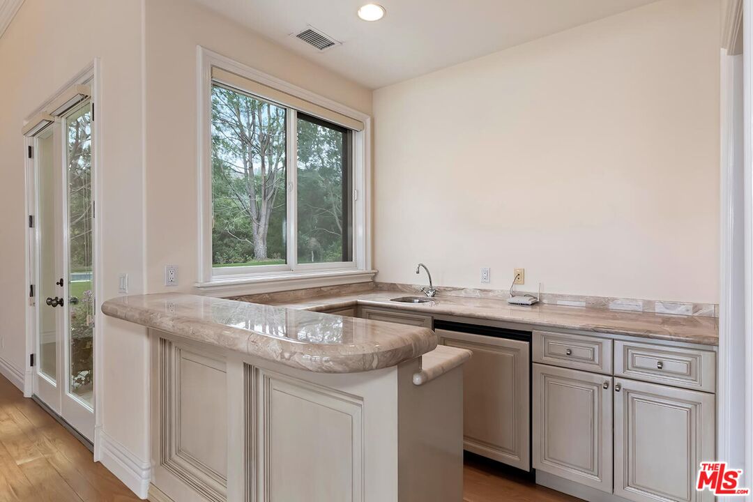 11971 Lockridge Road Studio City, CA 91604 - Photo 9 of 33