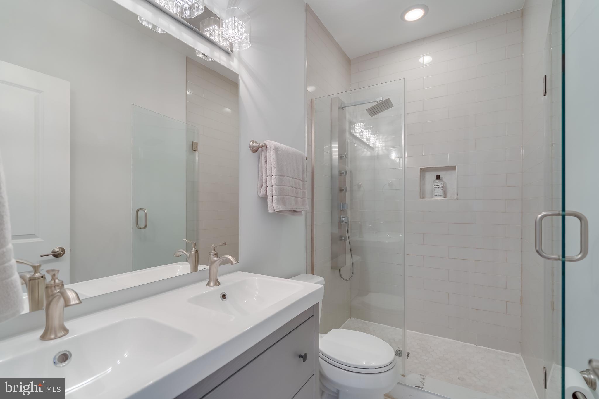 42 Seaton Place Northwest Washington, DC 20001 - Photo 16 of 26 Bath (Master)