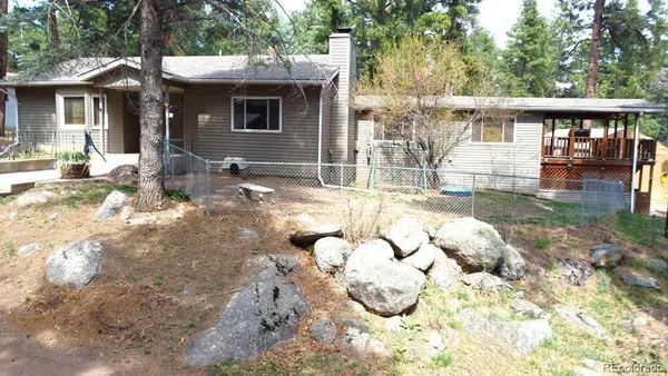 a view of a house with backyard