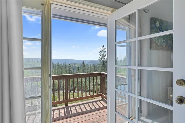 a view of a livingroom with furniture and a ceiling fan