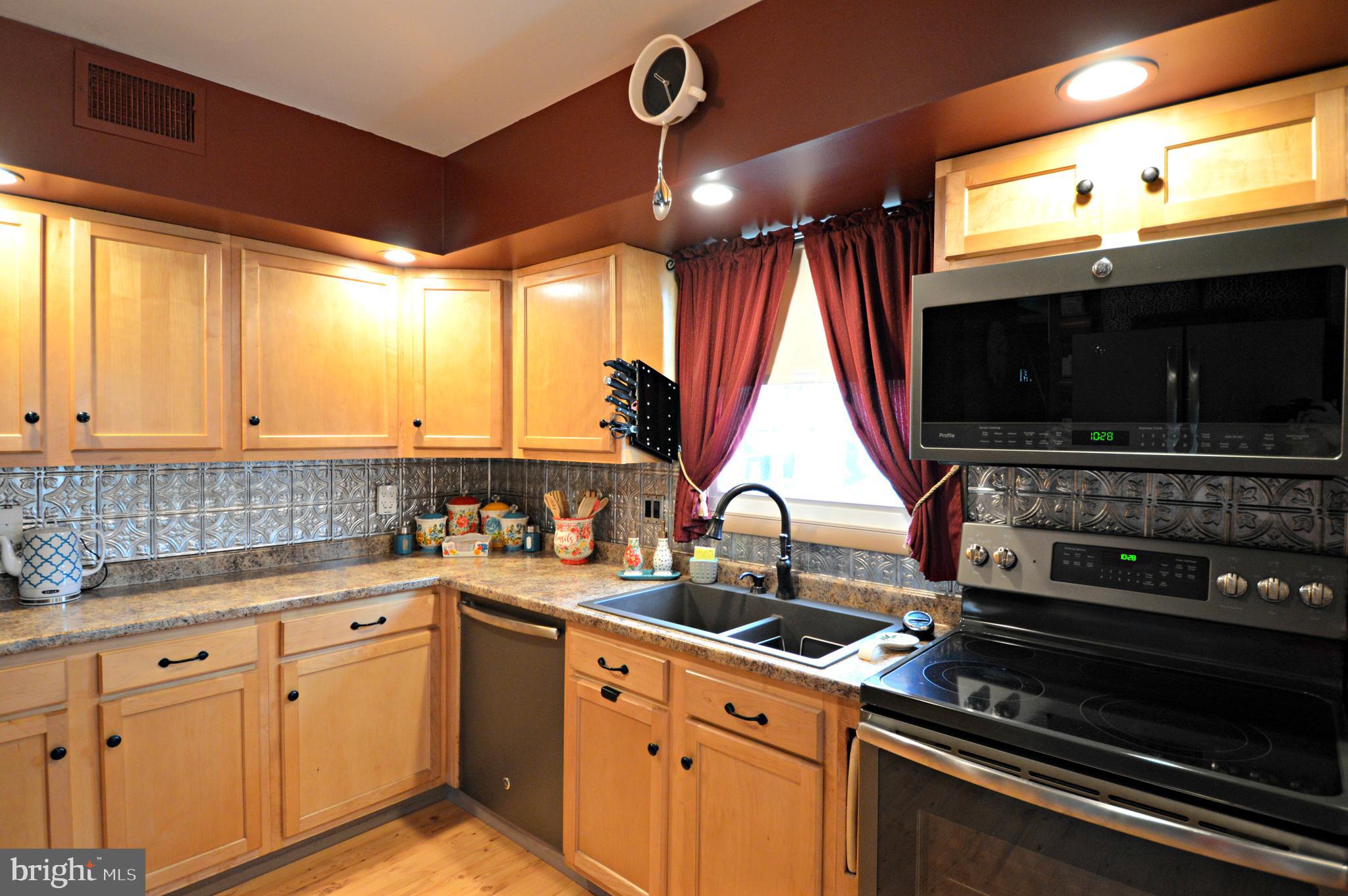742 South Cedar Street Lititz, PA 17543 - Photo 8 of 34
