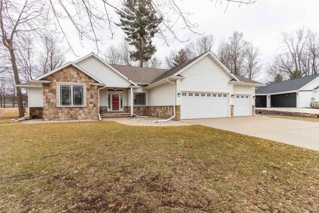 $479,900 | 1579 Foxfire Court, Waupaca, WI 54981