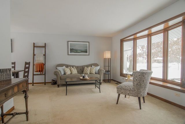 532 Sheffield Road Naperville, IL 60565 - Photo 2 of 16