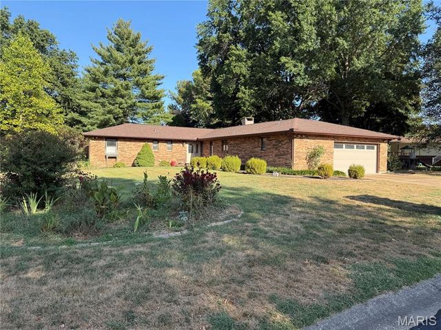 $351,000 | 304 Country Club Drive, Red Bud, IL 62278