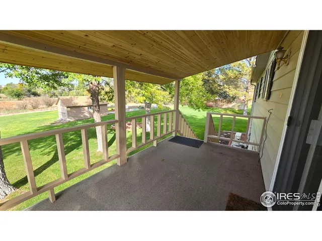 a black and white photo of a living room