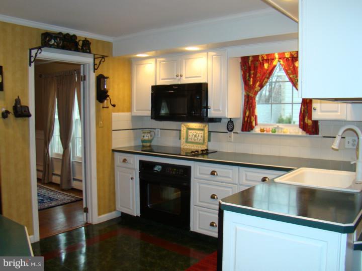 501 Lawrence Drive Springfield, PA 19064 - Photo 9 of 22 Kitchen