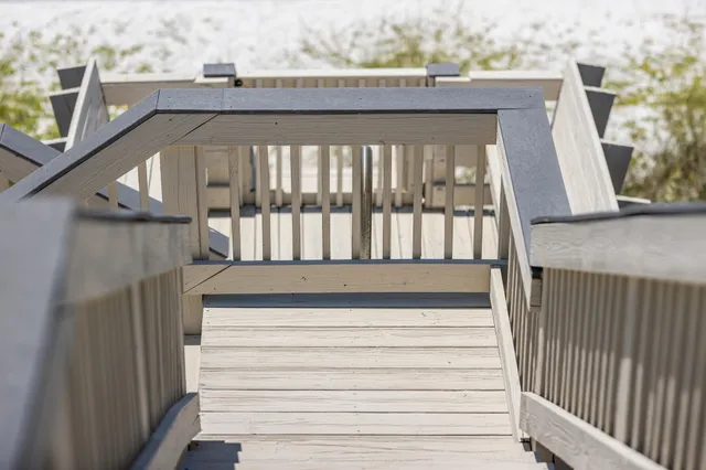a view of entryway and kitchen