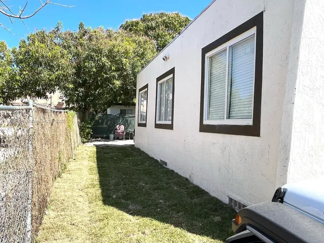 a view of backyard of the house