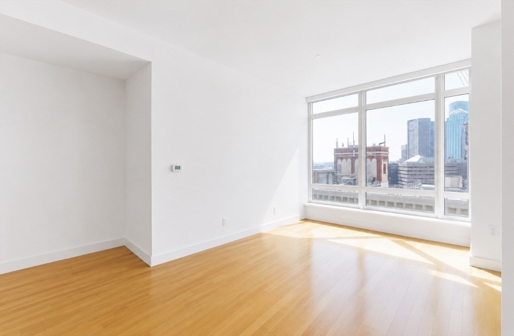 400 Stuart Street, Unit 18G Boston, MA 02116 - Photo 3 of 20 a view of an empty room with a window