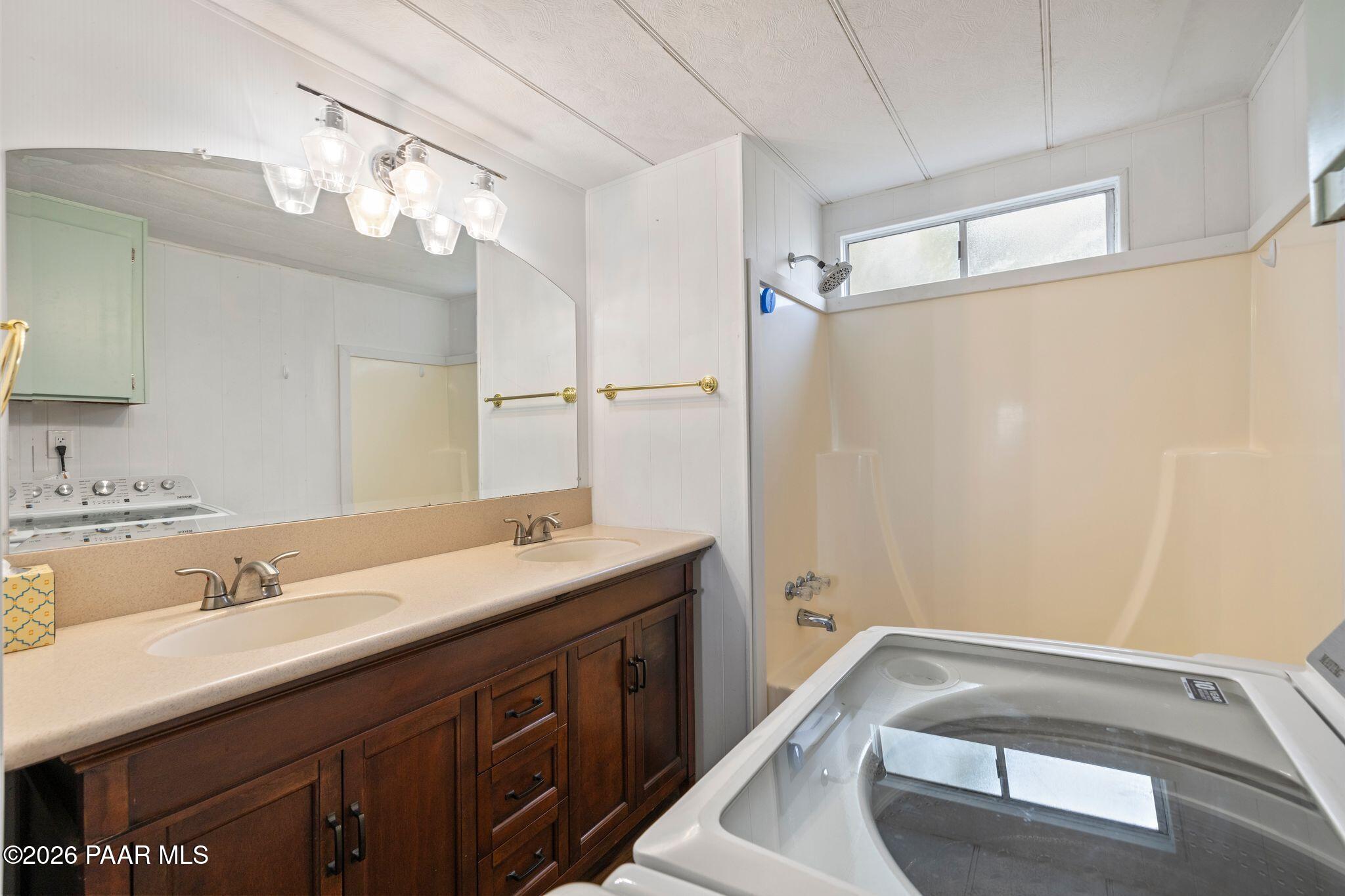 15455 South Rolling Ridge Drive Mayer, AZ 86333 - Photo 13 of 17 a bathroom with a tub a sink and mirror