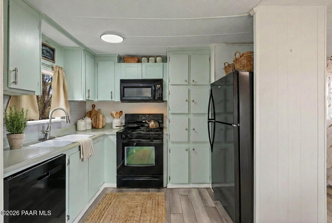 15455 South Rolling Ridge Drive Mayer, AZ 86333 - Photo 8 of 17 a kitchen with a refrigerator stove and sink