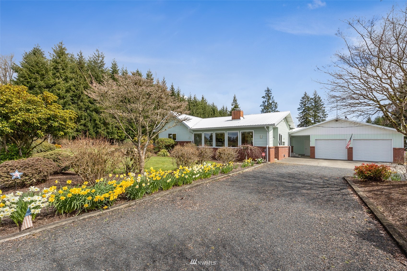 1096 North Military Road Winlock, WA 98596 - Photo 2 of 40 a front view of a house with a yard and garage