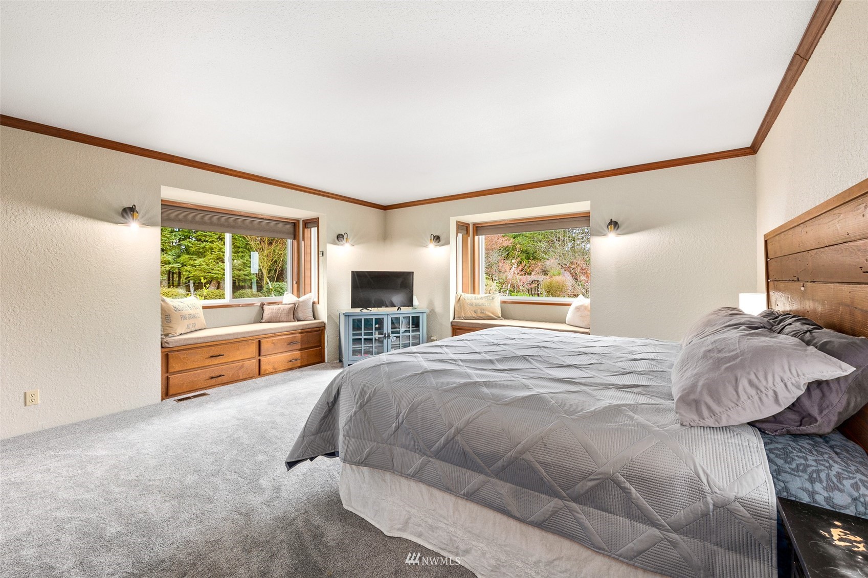 1096 North Military Road Winlock, WA 98596 - Photo 21 of 40 a bedroom with a large bed and a window
