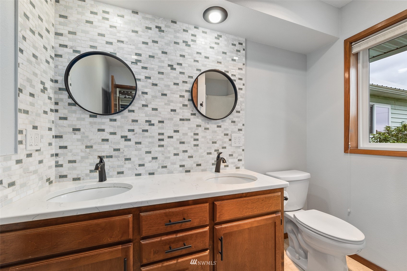 1096 North Military Road Winlock, WA 98596 - Photo 24 of 40 a bathroom with a toilet a sink and mirror