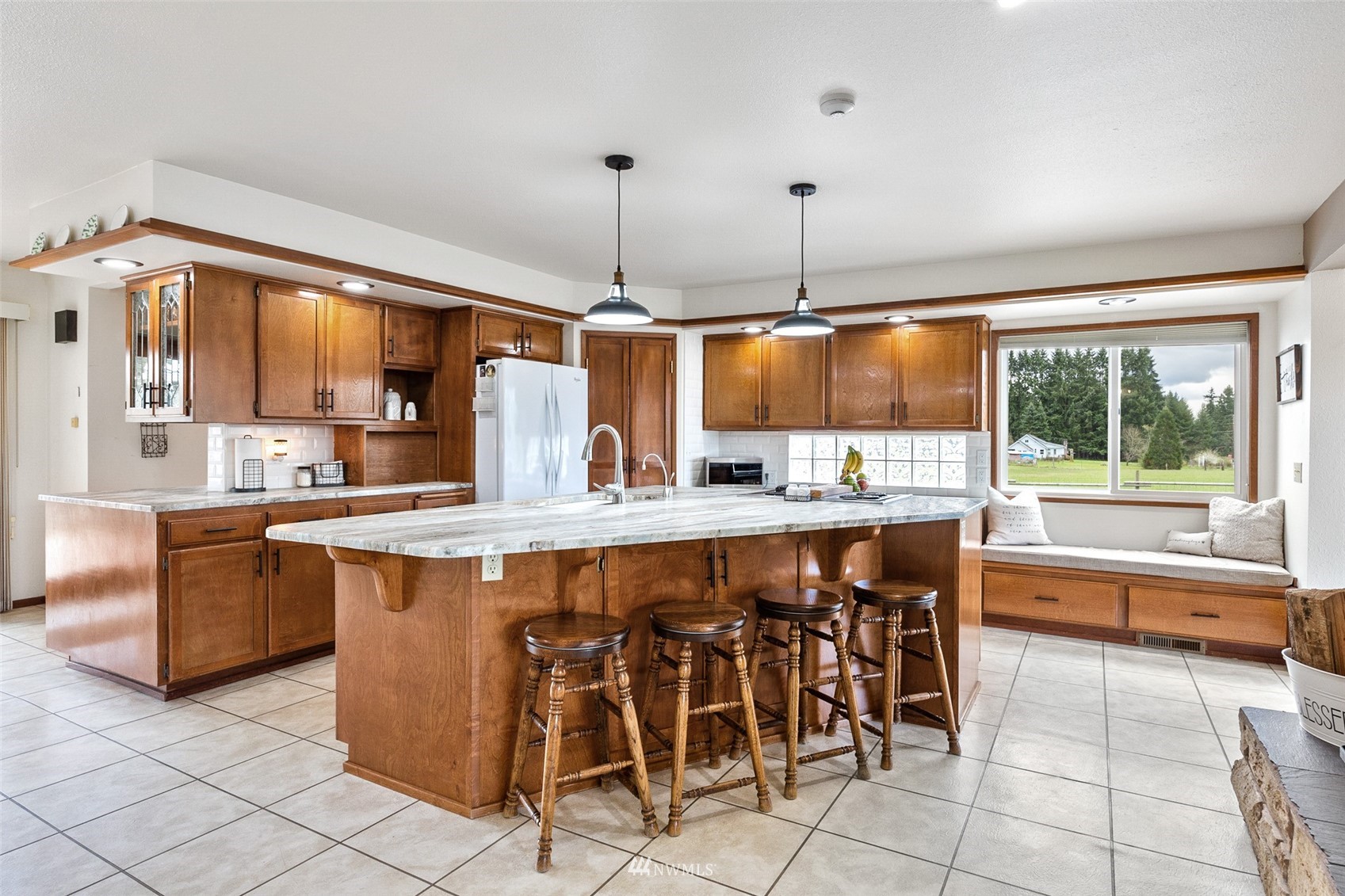1096 North Military Road Winlock, WA 98596 - Photo 6 of 40 a large kitchen with a table and chairs