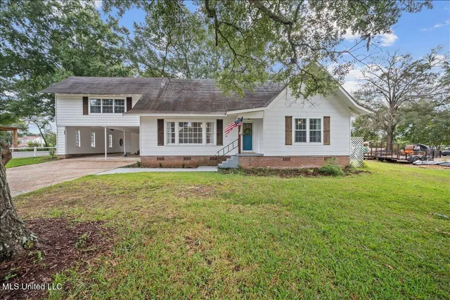 $285,000 | 705 Chestnut Street, Summit, MS 39666