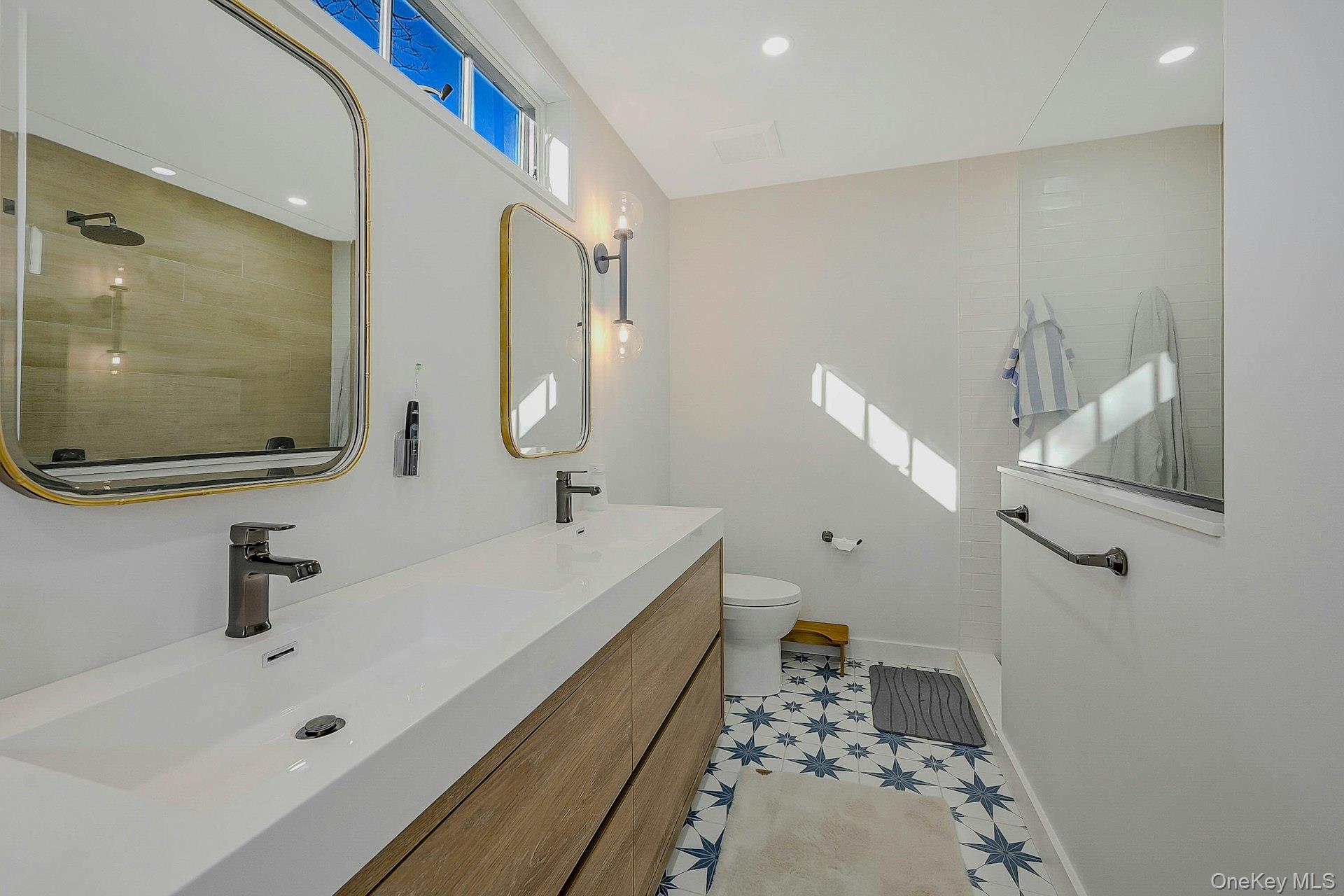 5270 Nassau Point Road Cutchogue, NY 11935 - Photo 12 of 25 a bathroom with a tub sink and mirror