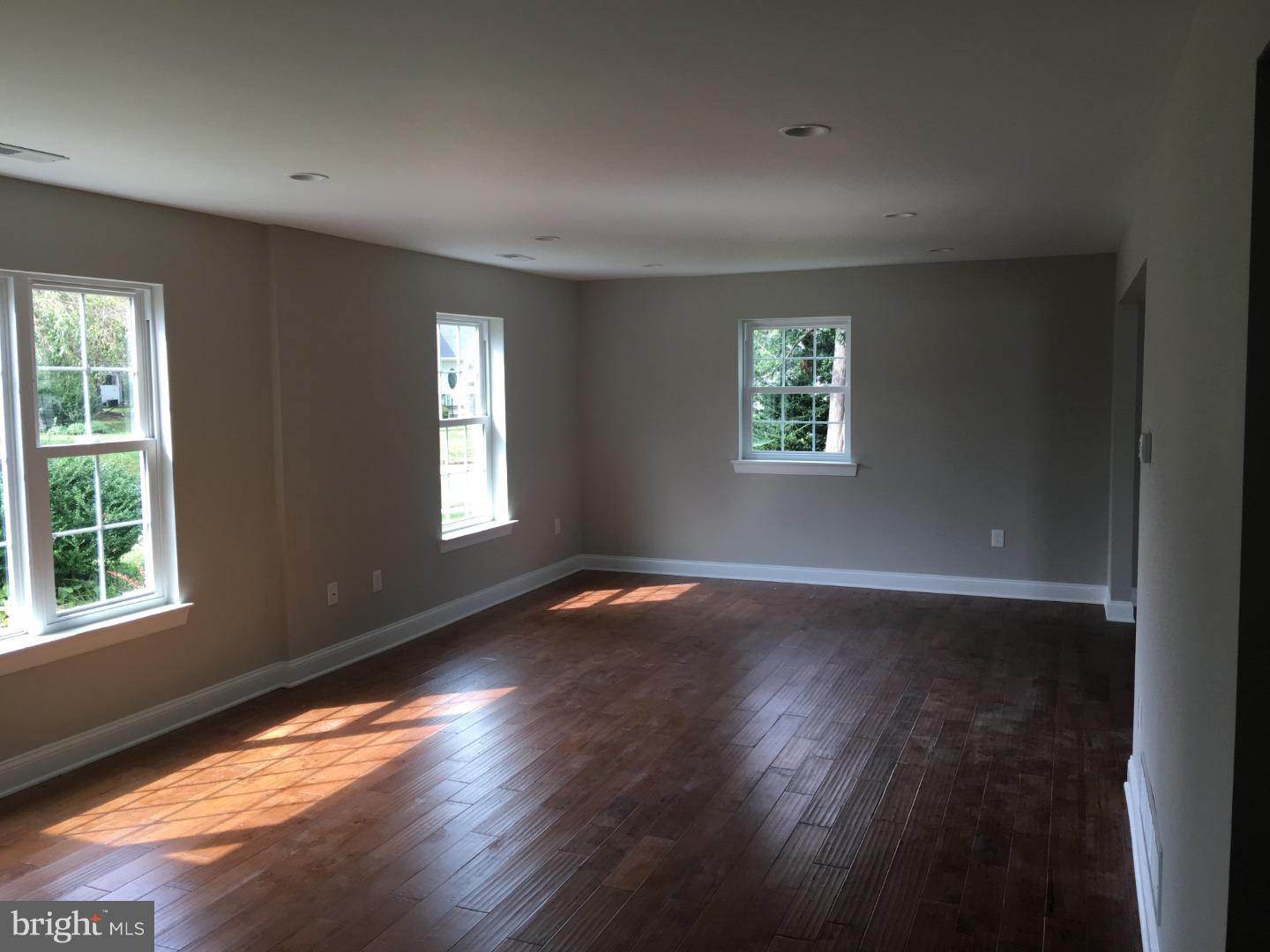 1059 Coronet Road Warminster, PA 18974 - Photo 6 of 25 Living Room