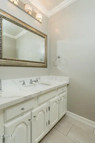 a view of a livingroom with closet