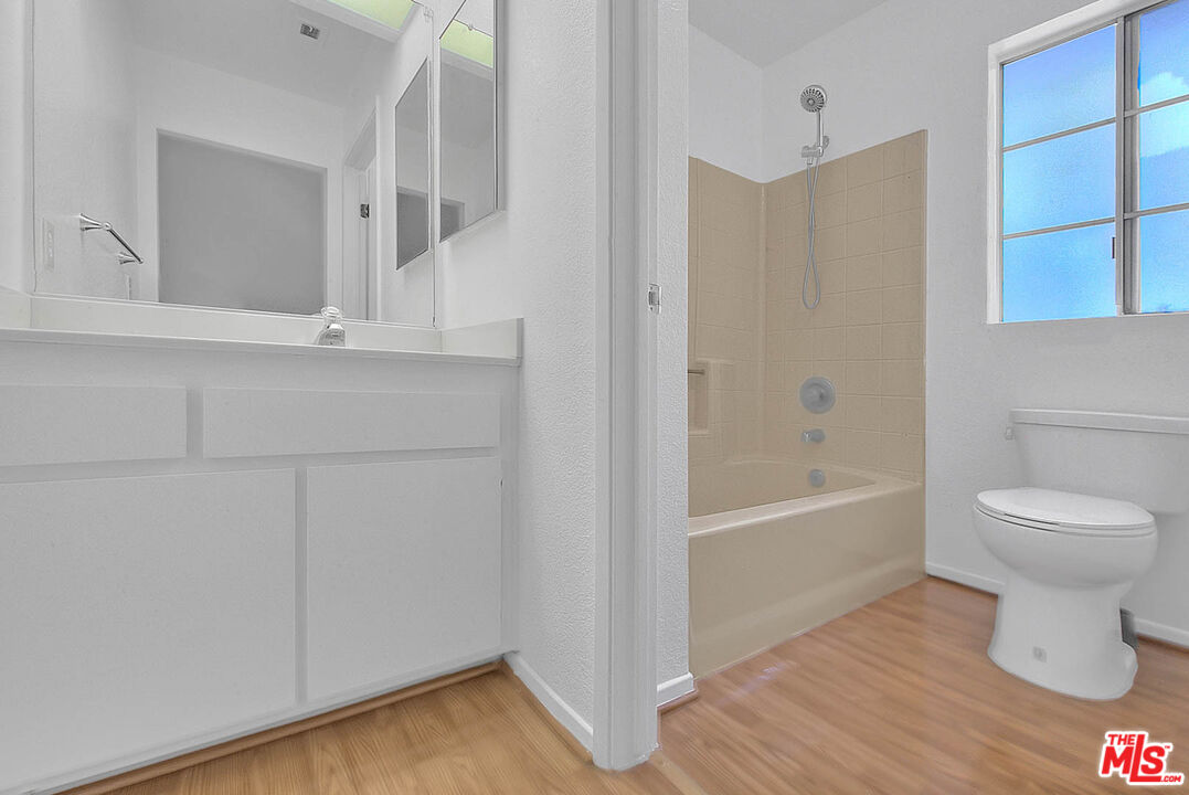 8741 Darby Avenue, Unit 16 Northridge, CA 91325 - Photo 36 of 43 a bathroom with a toilet a sink and bathtub