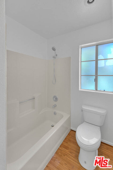 8741 Darby Avenue, Unit 16 Northridge, CA 91325 - Photo 38 of 43 a bathroom with a toilet and a bathtub