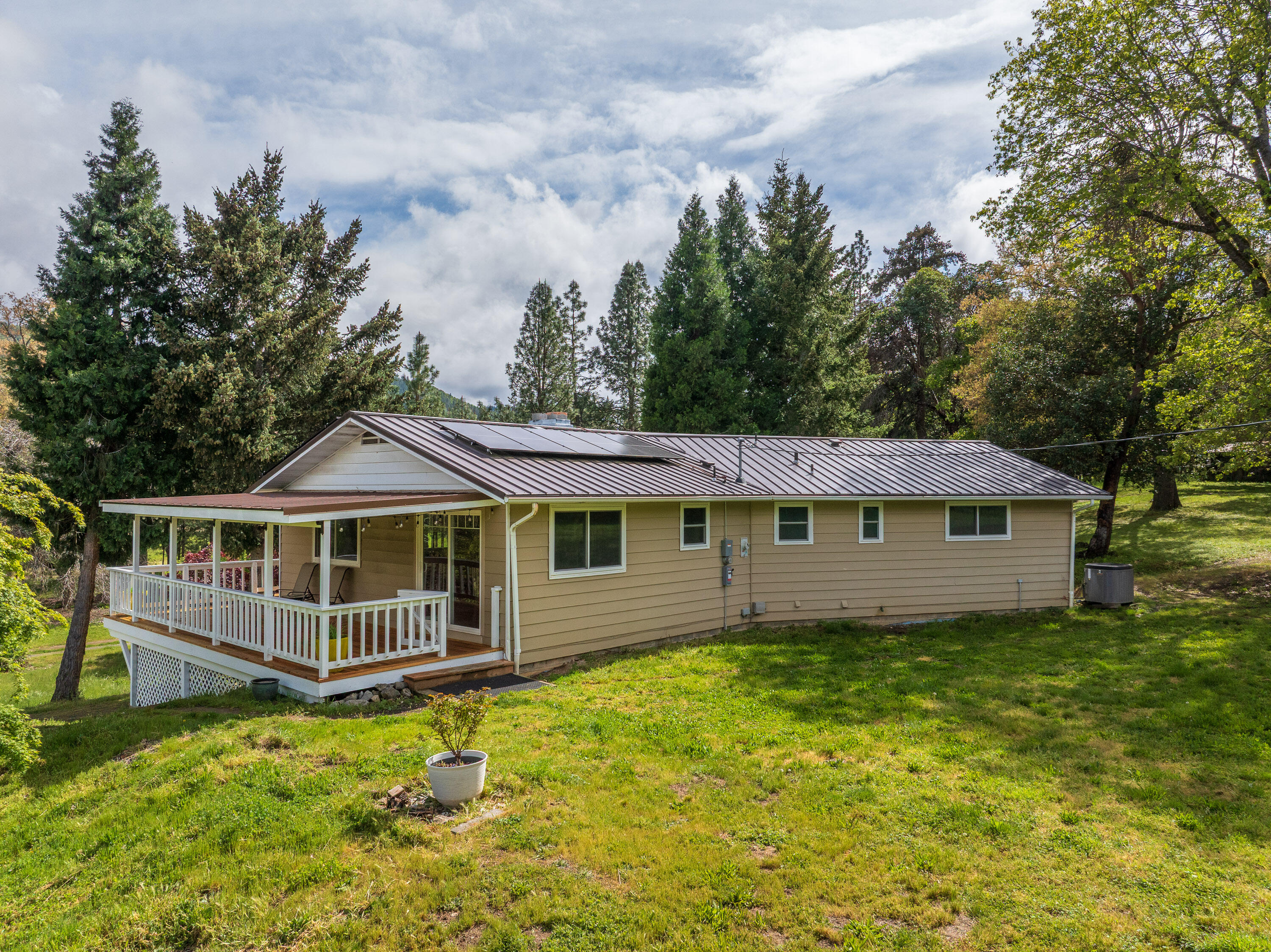 7680 Upper Applegate Road Jacksonville, OR 97530 - Photo 32 of 43 32