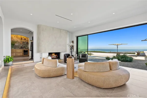 $15,900,000 | 17 Muir Beach Circle, Newport Beach, CA 92625
