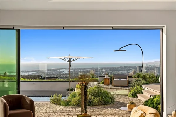 $15,900,000 | 17 Muir Beach Circle, Newport Beach, CA 92625