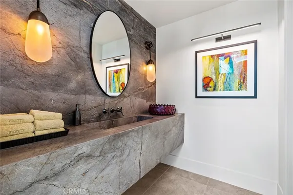 $15,900,000 | 17 Muir Beach Circle, Newport Beach, CA 92625