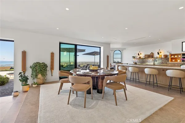 $15,900,000 | 17 Muir Beach Circle, Newport Beach, CA 92625