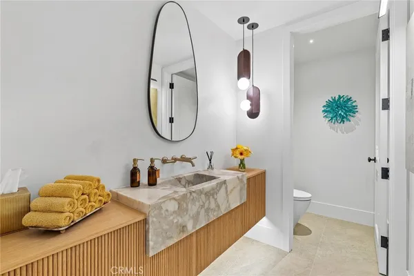 $15,900,000 | 17 Muir Beach Circle, Newport Beach, CA 92625