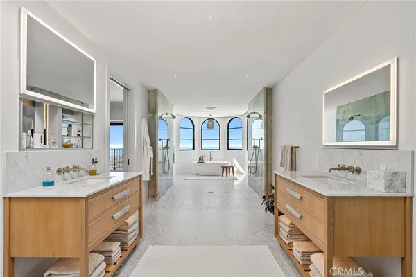 $15,900,000 | 17 Muir Beach Circle, Newport Beach, CA 92625