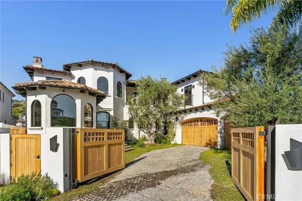 $15,900,000 | 17 Muir Beach Circle, Newport Beach, CA 92625
