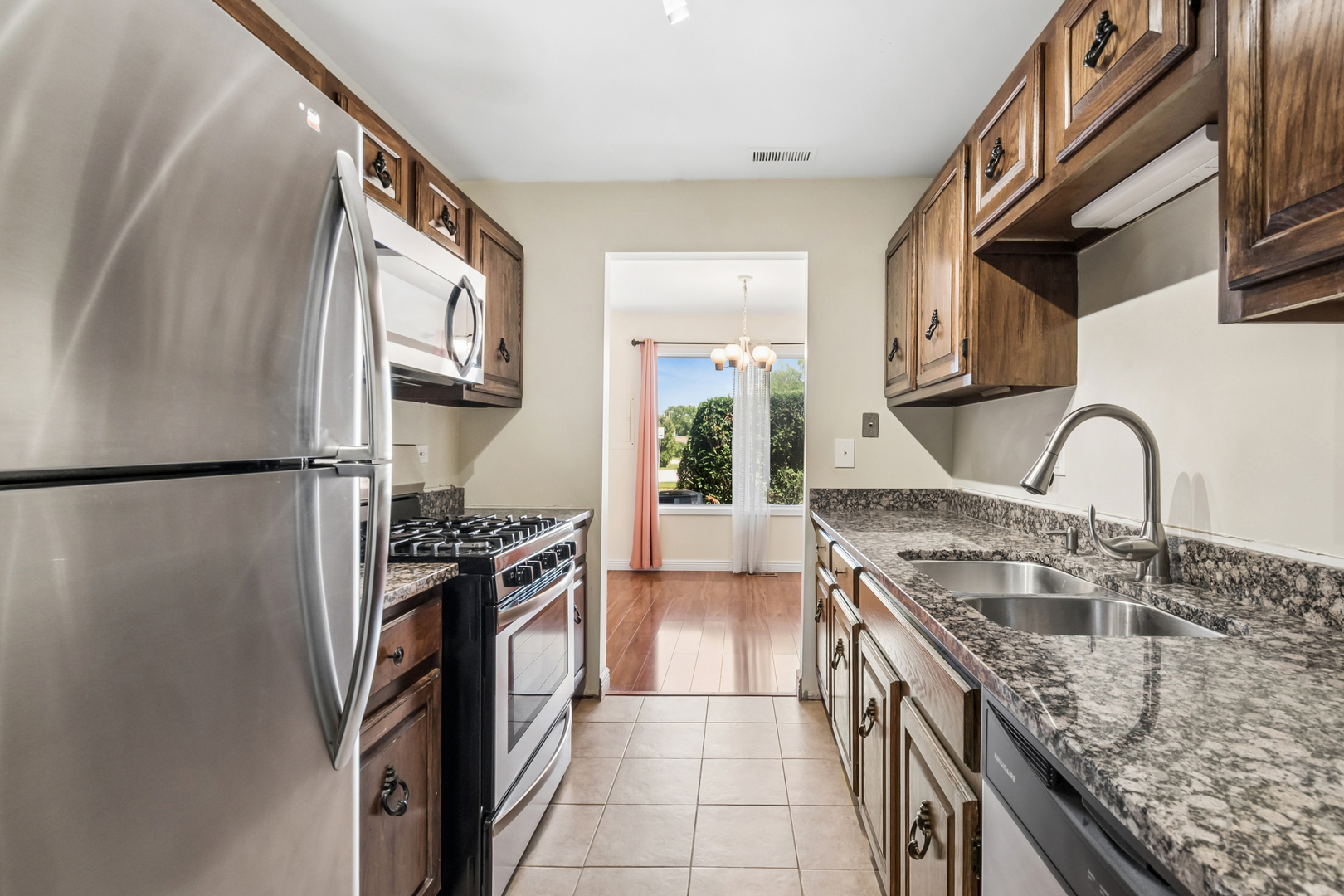 1781 Raleigh Lane Hoffman Estates, IL 60169 - Photo 9 of 23