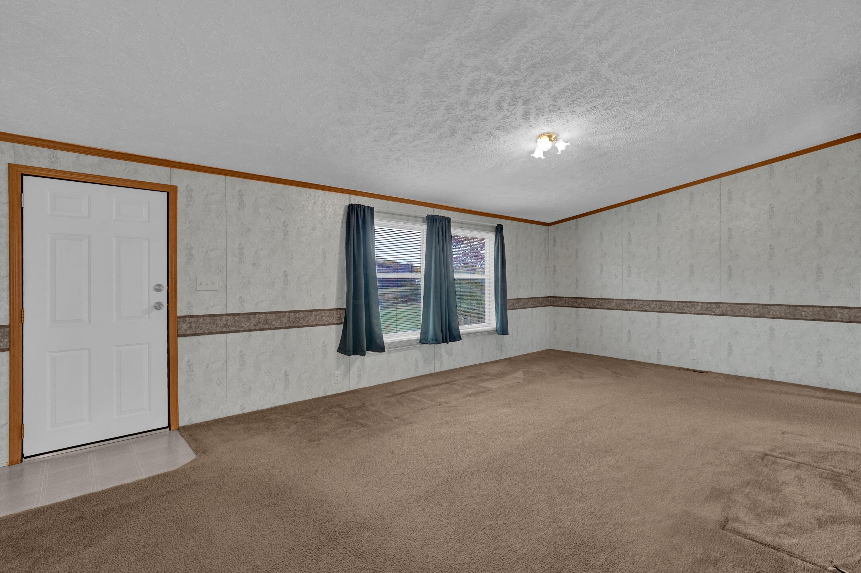 4550 Hunt Road Hopewell, OH 43746 - Photo 12 of 37 Living room