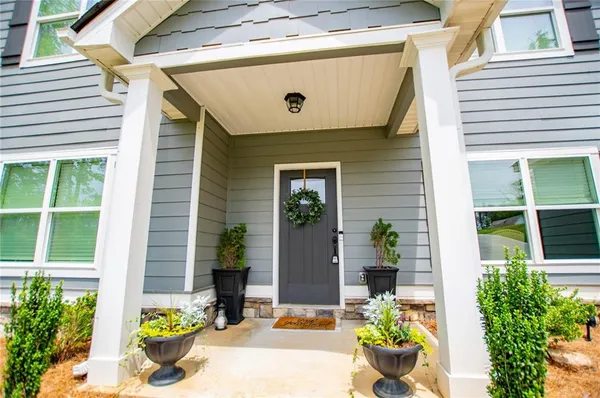 a view of a house with backyard and trees