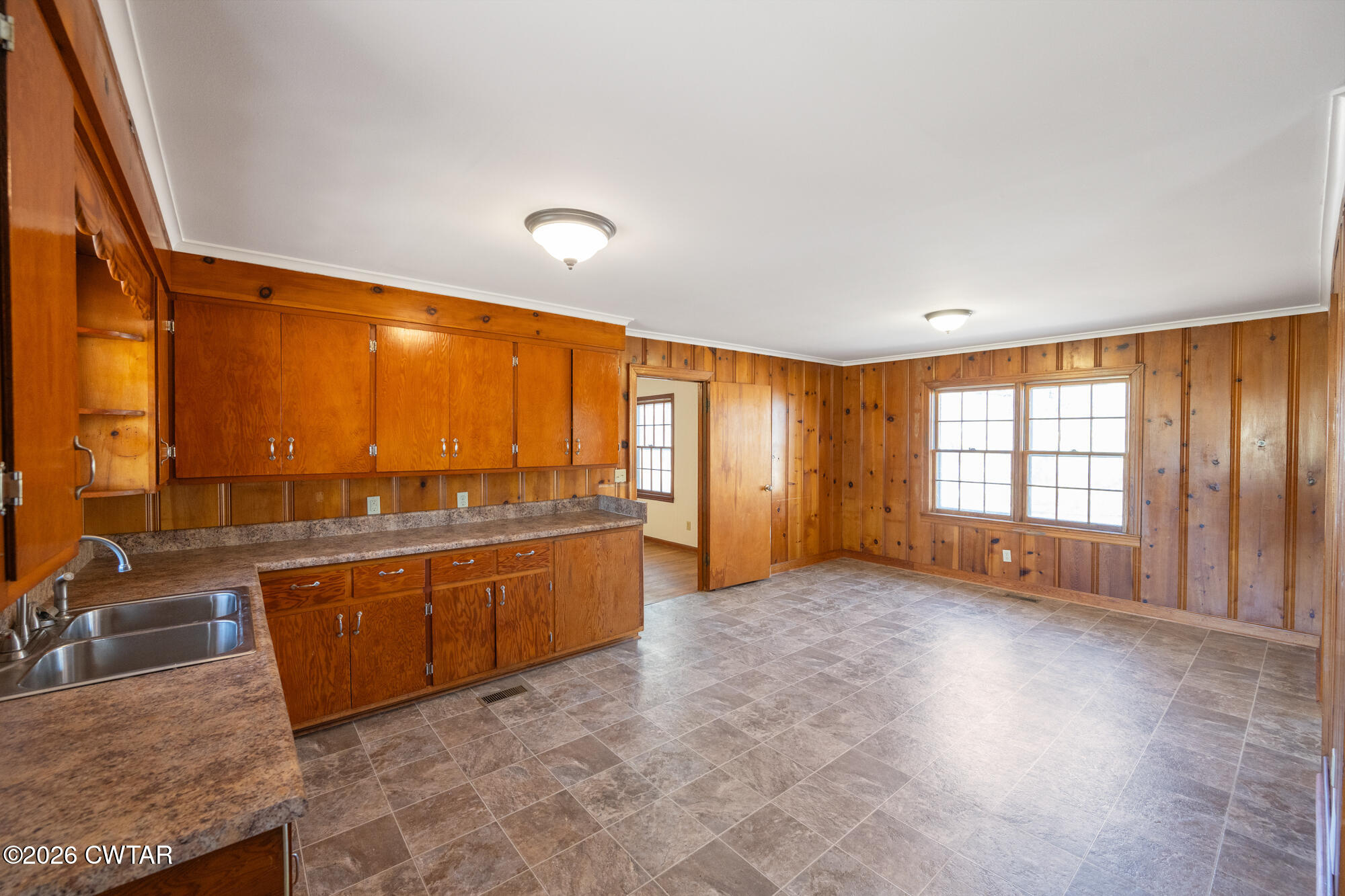 18810 West Main Street Huntingdon, TN 38344 - Photo 10 of 34 a view of an empty room and window