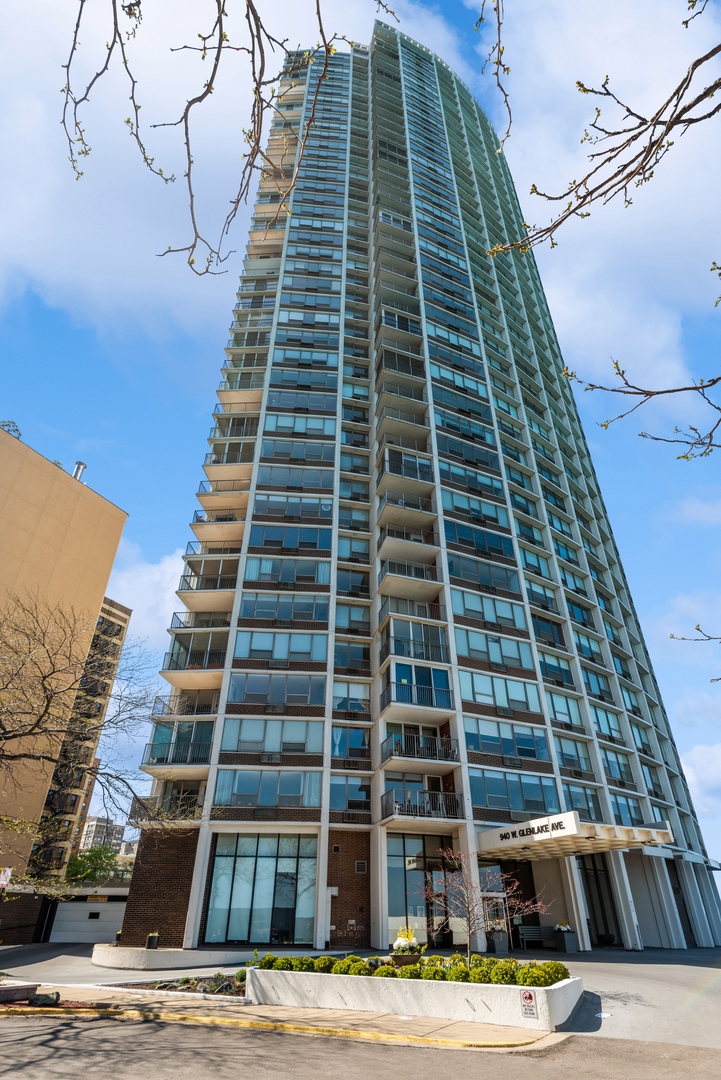 6101 North Sheridan Road, Unit 35D Chicago, IL 60660 - Photo 1 of 33 a front view of a building
