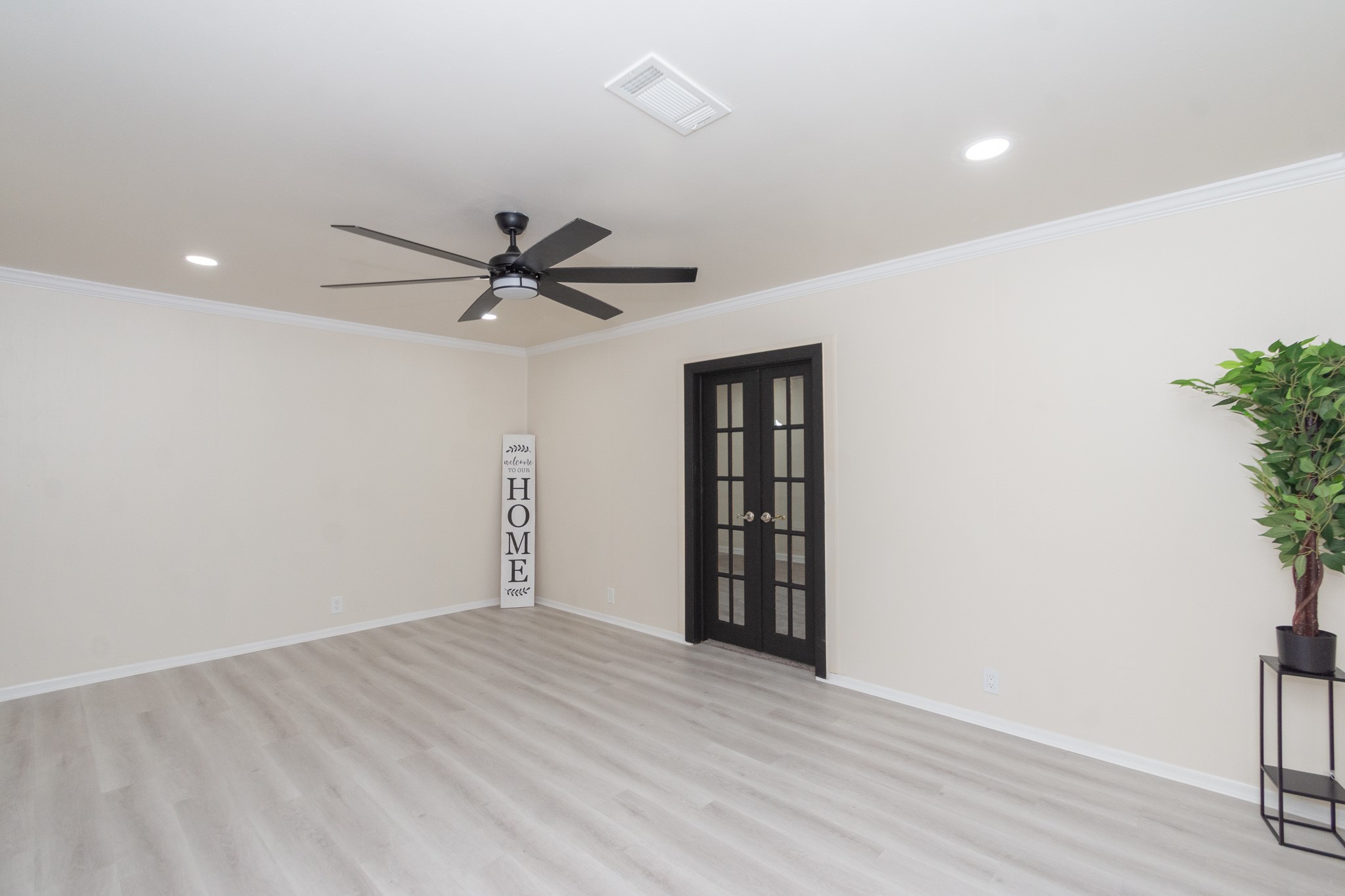 5834 Overdale Street Houston, TX 77033 - Photo 2 of 18 an empty room with closet and ceiling fan
